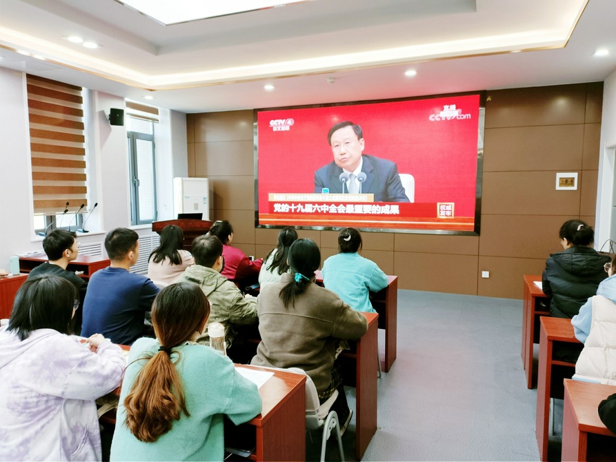 【在习近平新时代中国特色社会主义思想指引下 深入学习宣传贯彻党的十九届六中全会精神】百年初心历久弥坚 努力书写新时代答卷 ——党的十九届六中全会精神在驻济学界理论界引发强烈反响