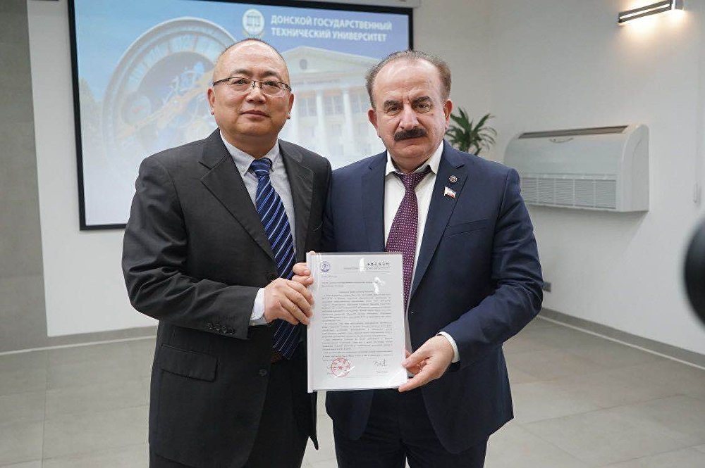 LT.COM乐投国际教育学院院长商岳（左）与俄罗斯顿河国立技术大学校长梅什西.贝西克.乔霍耶维奇（右）合影