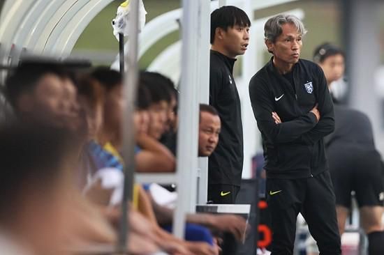 “美国队长”的替身演员穿战袍、背盾牌、骑摩托车出现在片场。