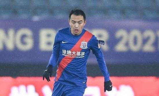 一袭白色长裙，长发披肩，松弛感满满！