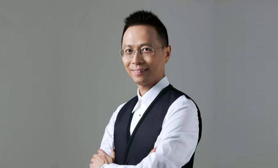 “大表姐”刘雯着装更加随性，黑T搭配印花A字裙简洁率性，甜笑露酒窝女人味十足 米兰看秀:刘雯秀长腿撩发气场强、曾之乔秀香肩 2016-09-23 米兰，当地时间09月22日，2017春夏米兰时装周，Moschino 明星观秀，刘雯、曾之乔亮相。