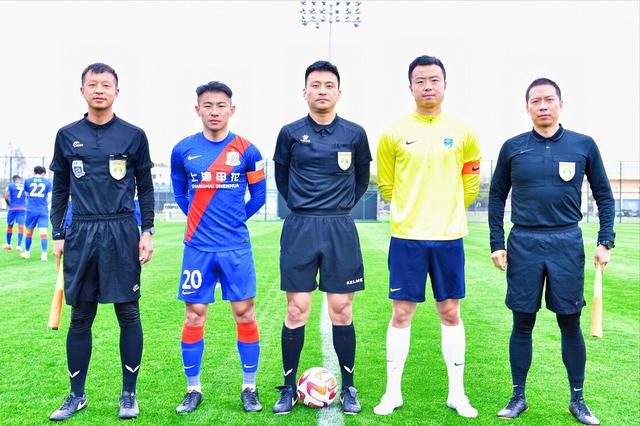 春节档预售总票房破10亿 除夕当日票房平稳 2022-02-01 根据1月31日晚十点官方数据统计，除夕当天全国院线总票房1808.44万，截至发稿时2022年春节档总票房(含预售)破10亿。