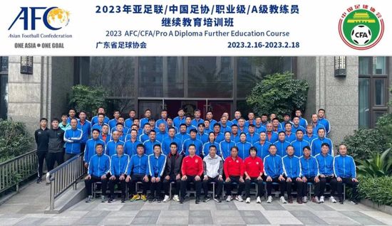 赛琳娜被传戒毒后现身街头 身穿休闲装露小蛮腰 2014-02-08 近日，据外媒报道，赛琳娜·戈麦斯上月曾入住治疗所戒酒戒毒，知情人爆料赛琳娜埋怨前男友贾斯汀·比伯和其损友，因为是他们令她酗酒还染上毒瘾。
