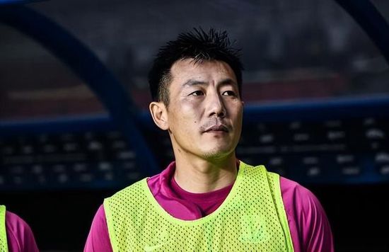 李栋旭也身穿黑色西装，内搭条纹衬衫和波点印花领带，多了一份柔和感。