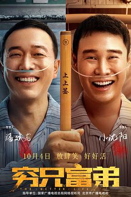身穿白色深V长款礼服的伍德蕾大露半球，红唇妆容惊艳十足。