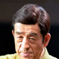 第四代的导演，看到了家里的光线起了变化，同时也看到传统的余光仍在普照。